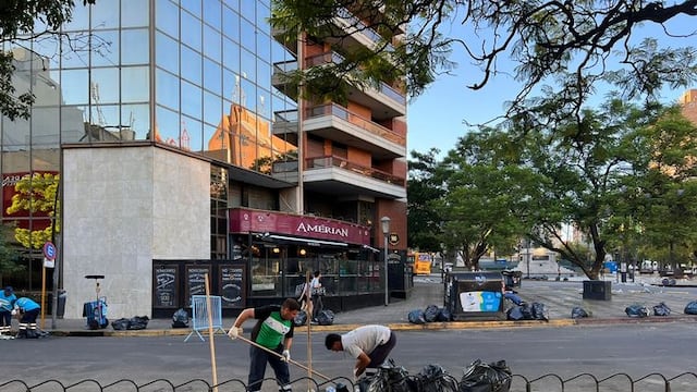 Los servicios para este martes, feriado nacional, y tras los festejos del domingo por el título de la Selección (La Voz).