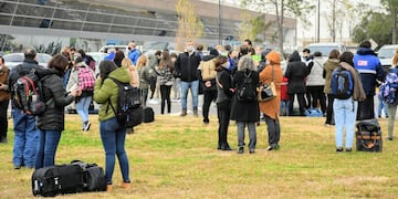 Trabajadores y pasajeros tuvieron que evacuar el aeropuerto de Rosario (Clarín).