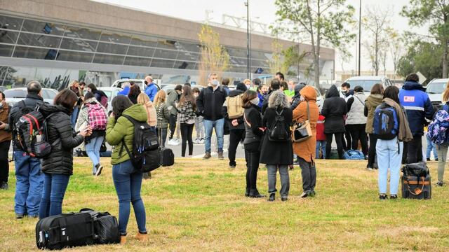 Trabajadores y pasajeros tuvieron que evacuar el aeropuerto de Rosario (Clarín).