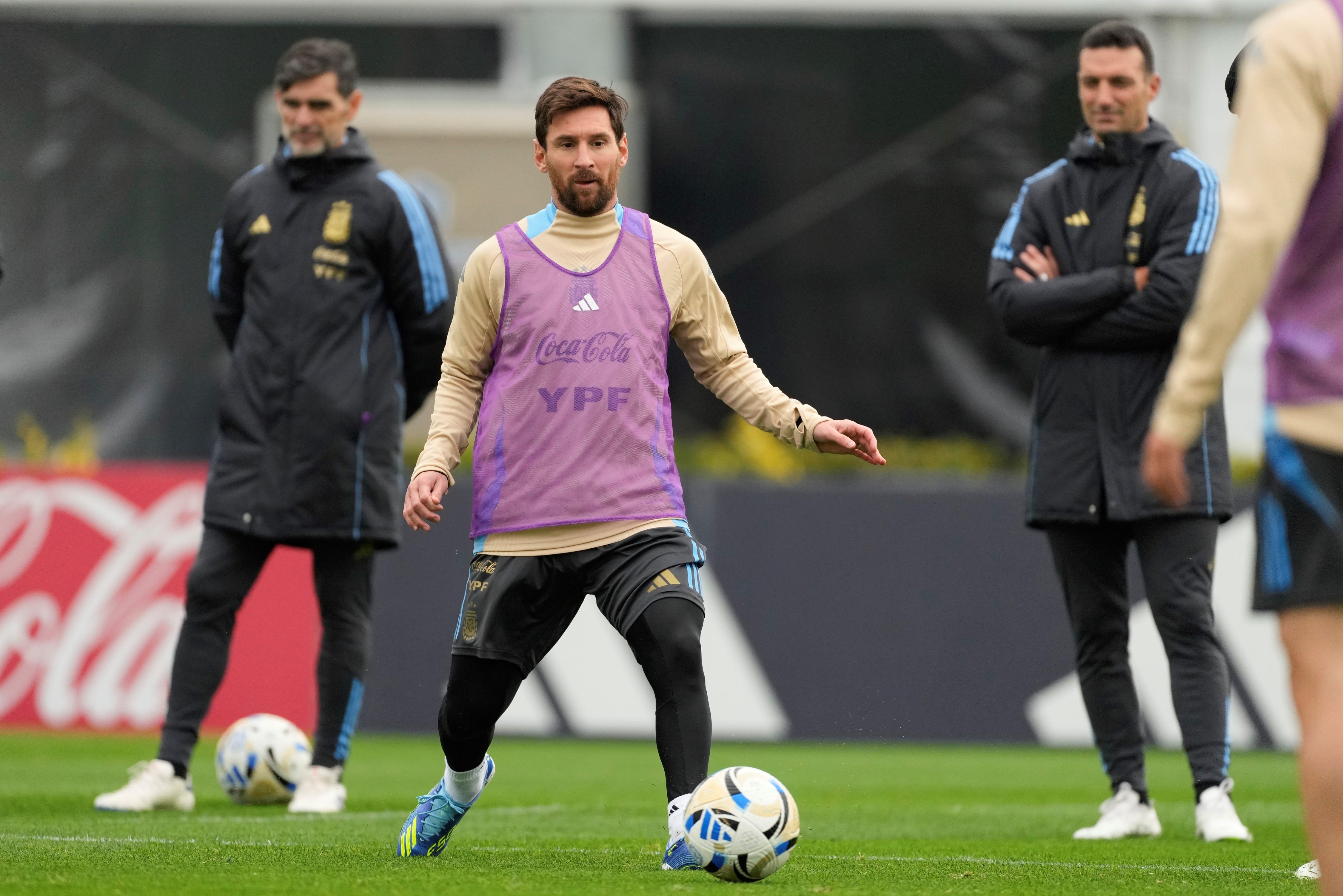 Lionel Messi se entrenó en el predio Lionel Andrés Messi de cara a su último partido en el país con la selección argentina. (AP)