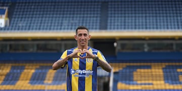 Angel Di María posa con la camiseta de Rosario Central durante su presentación como nuevo jugador de Rosario Central en el estadio Gigante de Arroyito, el lunes 7 de julio de 2025, en Rosario, Argentina. (AP Foto/Gustavo Garello)