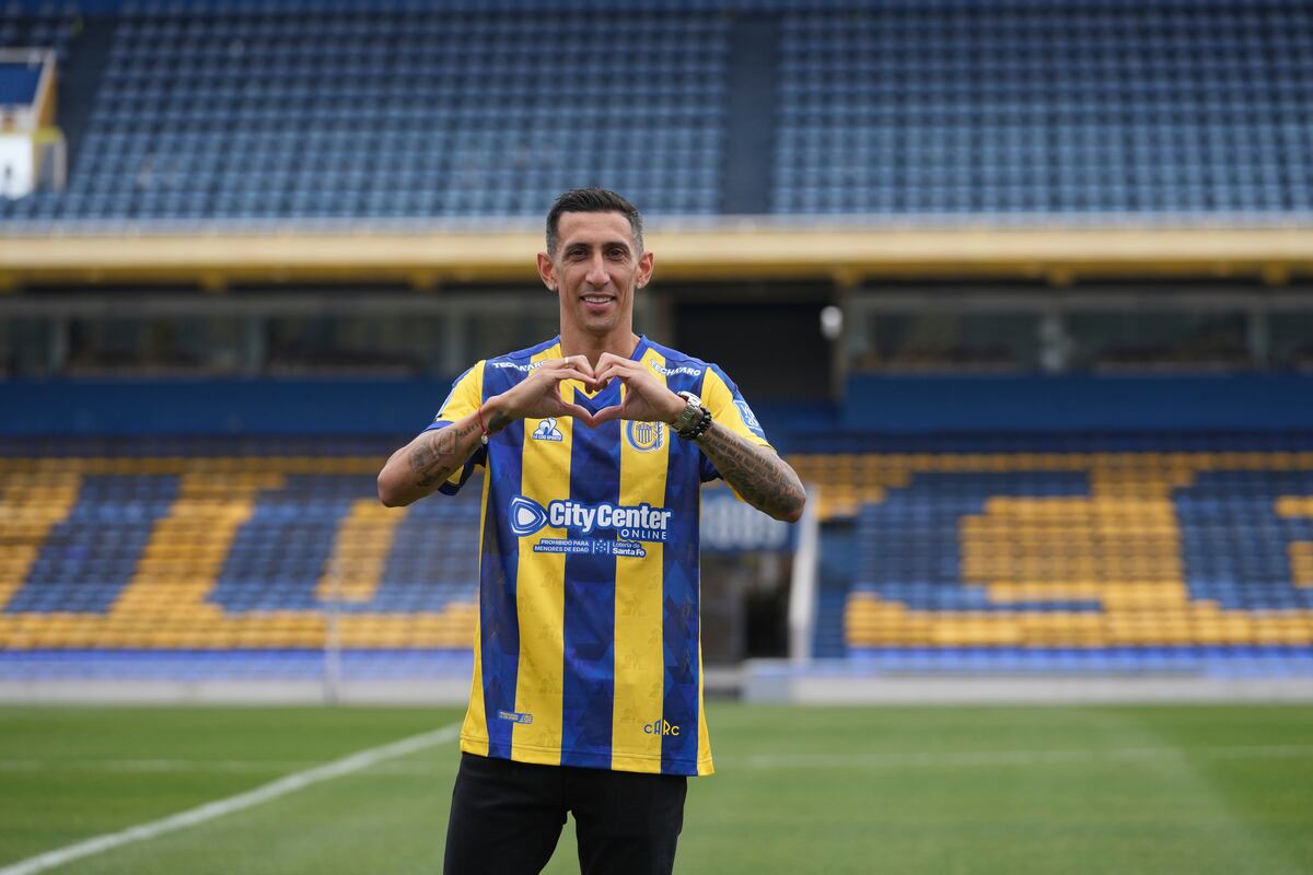 Angel Di María posa con la camiseta de Rosario Central durante su presentación como nuevo jugador de Rosario Central en el estadio Gigante de Arroyito, el lunes 7 de julio de 2025, en Rosario, Argentina. (AP Foto/Gustavo Garello)