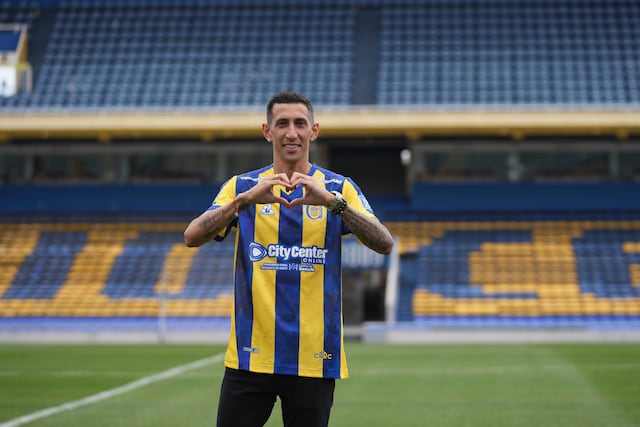Angel Di María posa con la camiseta de Rosario Central durante su presentación como nuevo jugador de Rosario Central en el estadio Gigante de Arroyito, el lunes 7 de julio de 2025, en Rosario, Argentina. (AP Foto/Gustavo Garello)