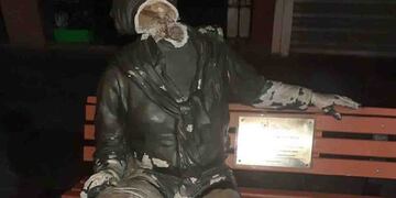 A la estatua de Amadeo Nuccetelli le cortaron la cabeza. Repudio de Talleres ( La Voz)