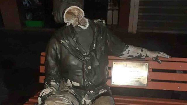 A la estatua de Amadeo Nuccetelli le cortaron la cabeza. Repudio de Talleres ( La Voz)