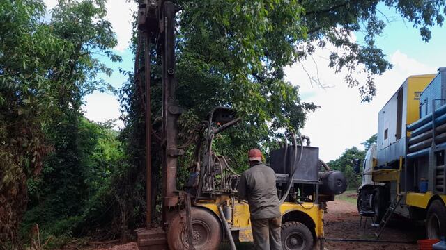Eldorado: realizan un pozo perforado en barrio Los Lapachos.