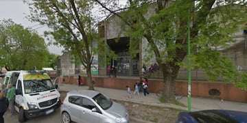 Un grupo de adolescente se peleó en una secundaria en La Plata y casi apuñalan a una joven de 14 años. - Gentileza