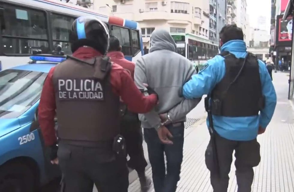 Robo y persecución en Microcentro: motochorros sustrajeron tres millones de pesos y uno terminó detenido