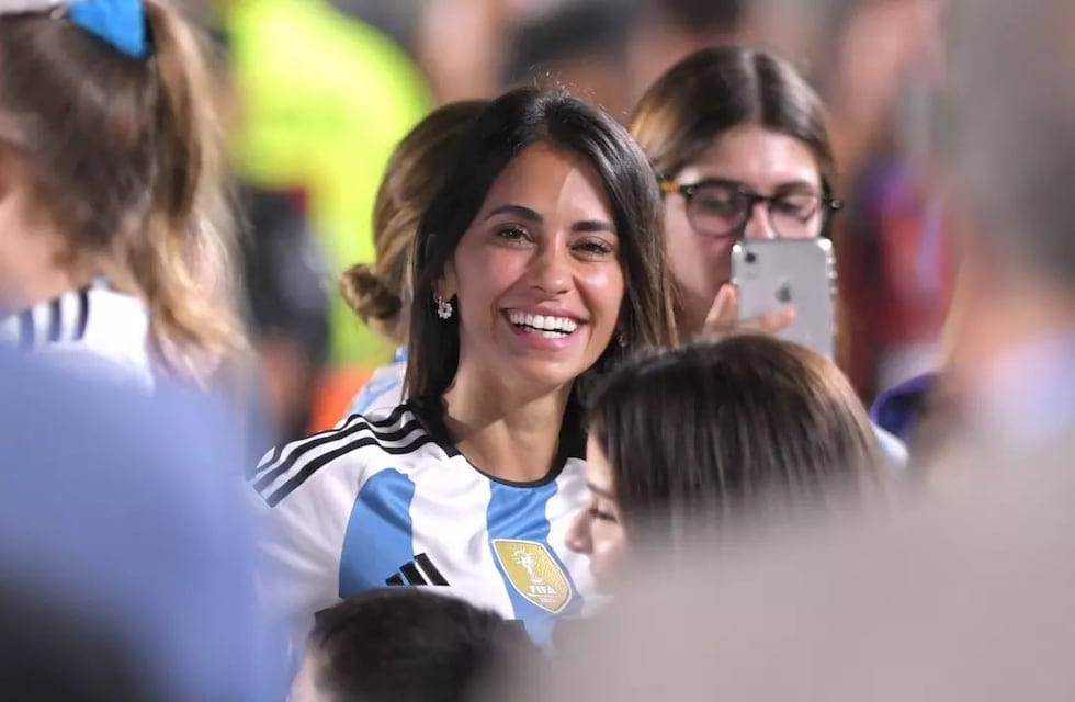 Antonela Roccuzzo viajó a Argentina a ver a la Selección y llamó la atención por un detalle en su look