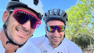 Scaloni y Oviedo en uno de sus paseos en bicicleta por las Sierras de Córdoba.