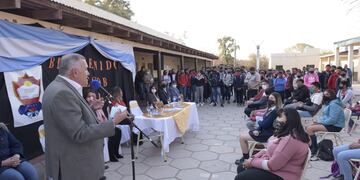 Jaldo hizo entrega del boleto estudiantil gratuito en Rafaela Pozo.