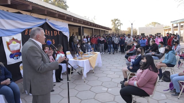 Jaldo hizo entrega del boleto estudiantil gratuito en Rafaela Pozo.