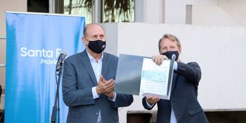 Gonzalo Toselli, intendente de Sunchales, muestra el cheque con los fondos para avanzar en el nuevo edificio para la Comisaría 3°.