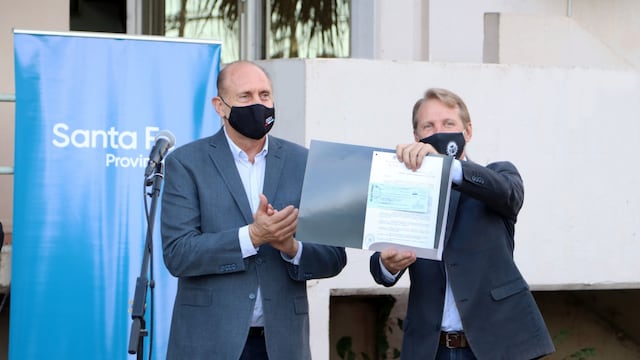 Gonzalo Toselli, intendente de Sunchales, muestra el cheque con los fondos para avanzar en el nuevo edificio para la Comisaría 3°.