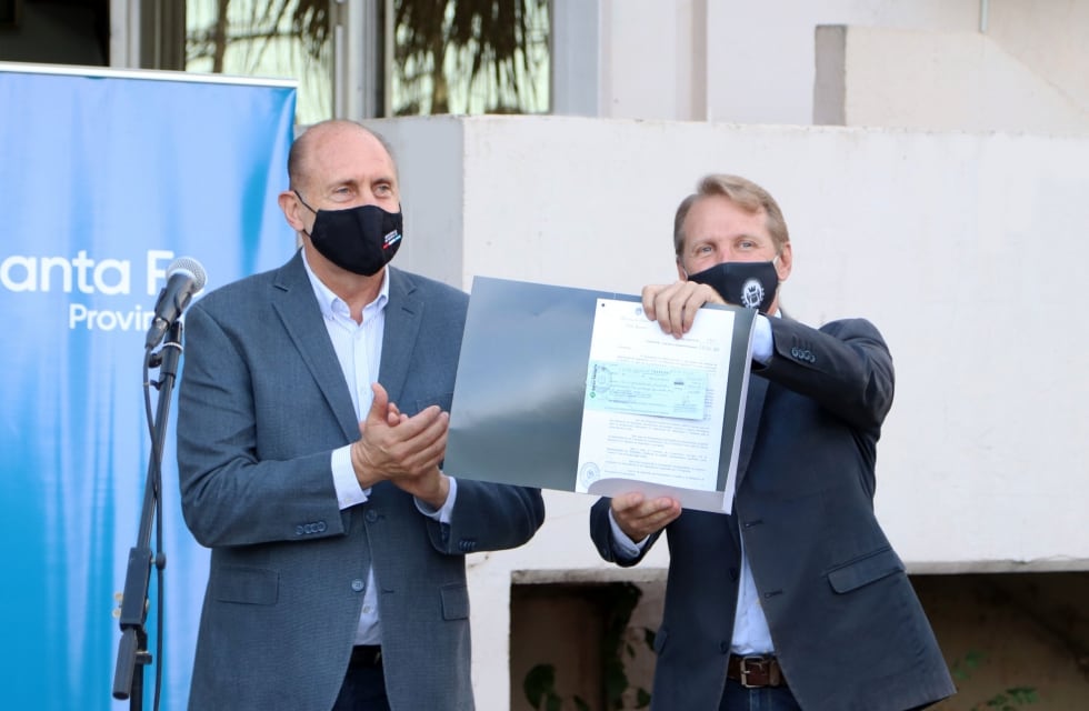 Omar Perotti entregó más de $3.5 millones para el nuevo edificio de la comisaría de Sunchales