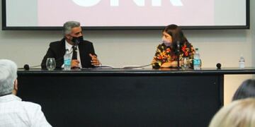 El rector Franco Bartolacci encabezó el acto junto a Ana María Franchi. (@andresciara)