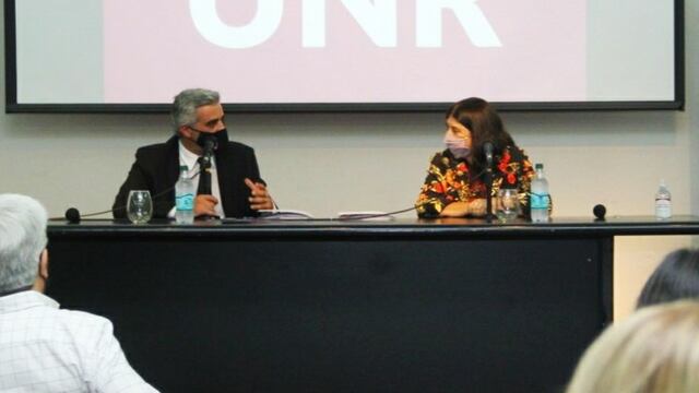 El rector Franco Bartolacci encabezó el acto junto a Ana María Franchi. (@andresciara)