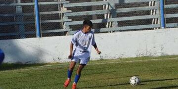 Facundo Ibáñez juega de lateral derecho en las inferiores del club Unión de Villa Krause.