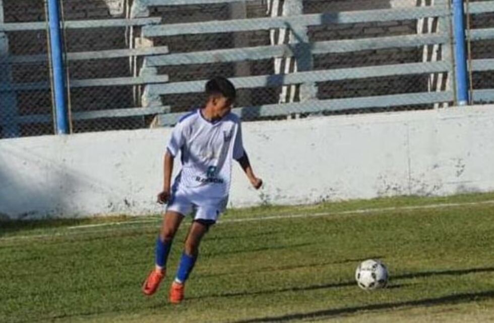 Perdió a su abuelo y madre por coronavirus y hoy se aferra al fútbol para salir adelante