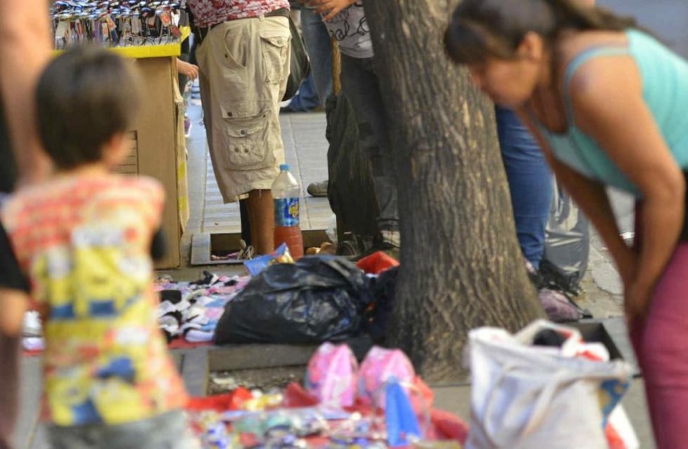 Tras ser desalojados en Retiro, manteros cortan la calle frente a la estación de trenes y reclaman un lugar para vender