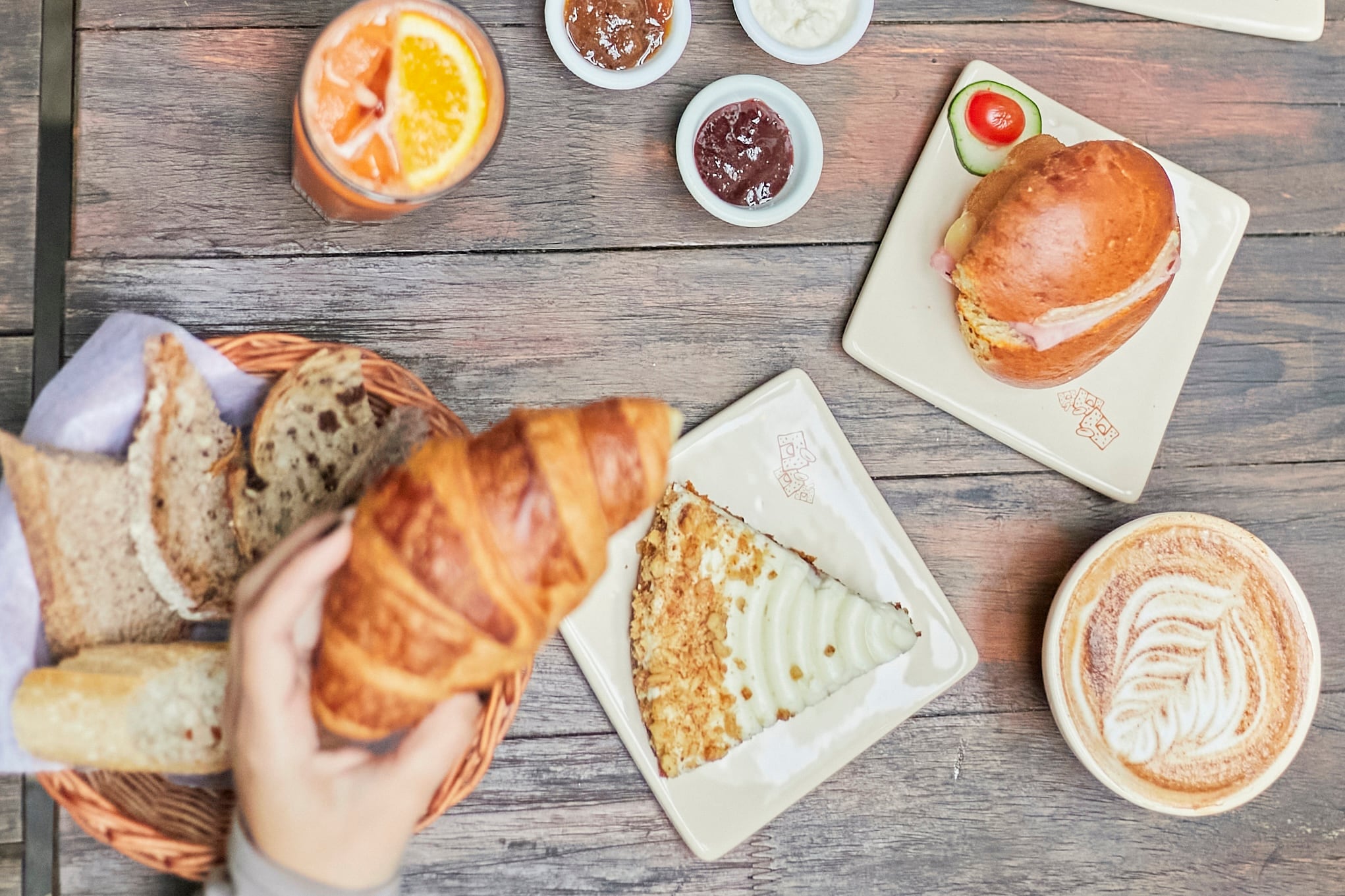 Para quienes prefieren una merienda elegante, la opción de Afternoon Tea combina sabores dulces y salados.