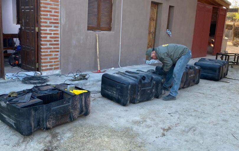 En tres de los cuatro tanques para combustible estaban acondicionados los recipientes metálicos para ocultar la droga.