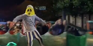 "El banana de La Falda" arrojándose del trencito durante uno de sus recorridos.