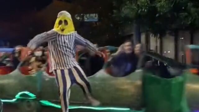 "El banana de La Falda" arrojándose del trencito durante uno de sus recorridos.