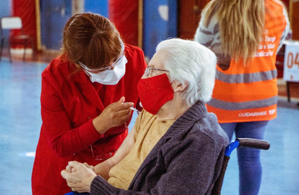 Tierra del Fuego: comenzó la vacunación para mayores de 80 años