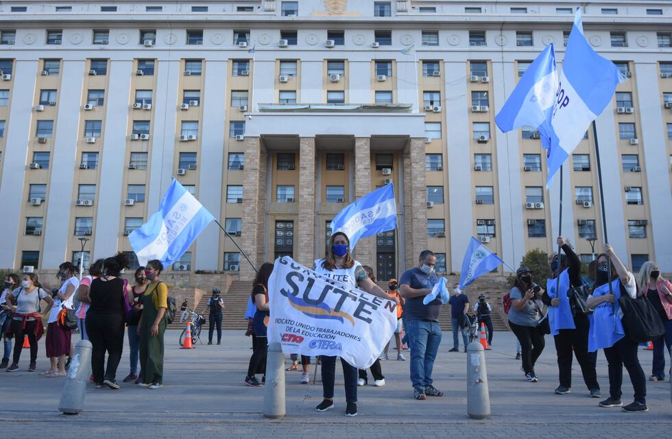Salió por decreto el aumento a los docentes y celadores mendocinos