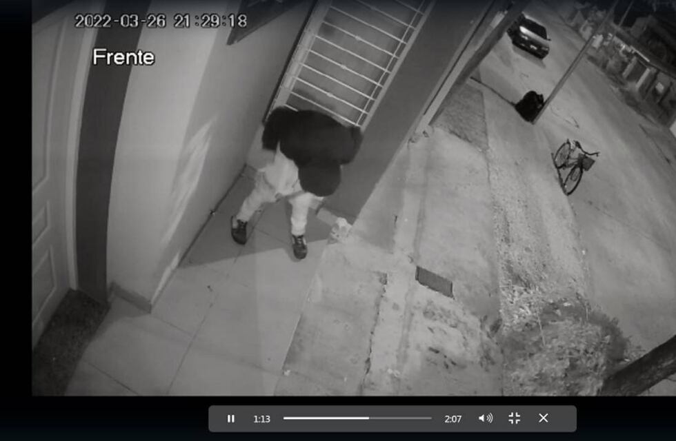 Les robó tres veces en un mismo día y volvió para defecarles en la puerta