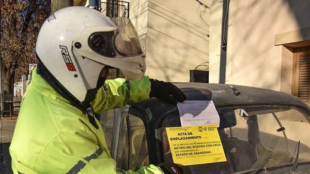 Inspectores de la Municipalidad de Godoy Cruz están emplazando para el retiro de vehpiculos abandonados en la vía pública, también los secuestran para compactarlos. Gentileza MGC