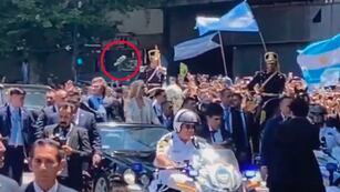 Momento en que le tiraron un botellazo a Javier Milei. Foto Captura: X / @PregoneroL