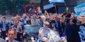 Momento en que le tiraron un botellazo a Javier Milei. Foto Captura: X / @PregoneroL