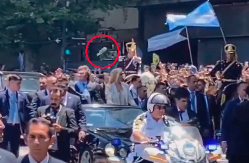 El instante en el que le tiraron un botellazo a Javier Milei cuando se dirigía a la Casa Rosada