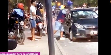 Furioso ataque de motoqueros en el Parque Sarmiento de Córdoba. (Captura video ElDoce.tv)