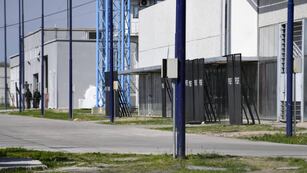 El establecimiento de 27 de Febrero al 7800 cuenta con vallado policial sobre algunos edificios.