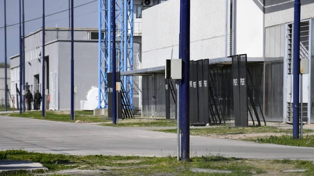 El establecimiento de 27 de Febrero al 7800 cuenta con vallado policial sobre algunos edificios.