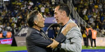 Lucas Bovaglio se saluda con Miguel Ángel Russo. Golearon a Instituto y dejó de ser el DT (Fotobaires)