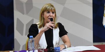 La exjueza rosarina denunció "acciones destituyentes" en la capital del país vecino.