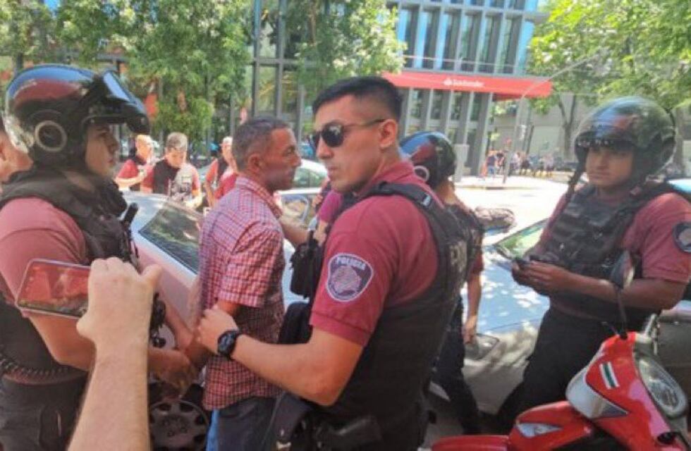 Detuvieron al hombre que le arrojó un botellazo al presidente Javier Milei