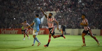 Orellana celebra el 1 a 0 de San Martín de Tucumán ante Estudiantes de Río Cuarto (Gentileza La Gaceta de Tucumán).