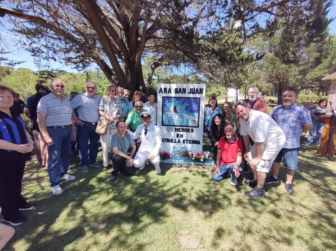 Se inauguró un monumento al ARA San Juan en el Faro de Claromecó (Foto RCC)