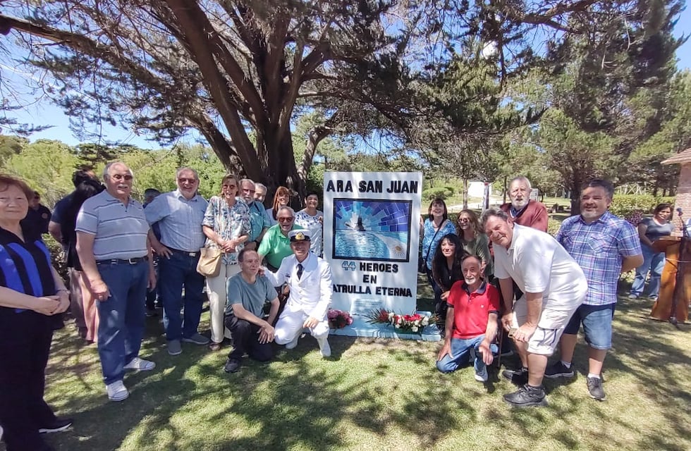 Se inauguró un monumento al ARA San Juan en el Faro de Claromecó