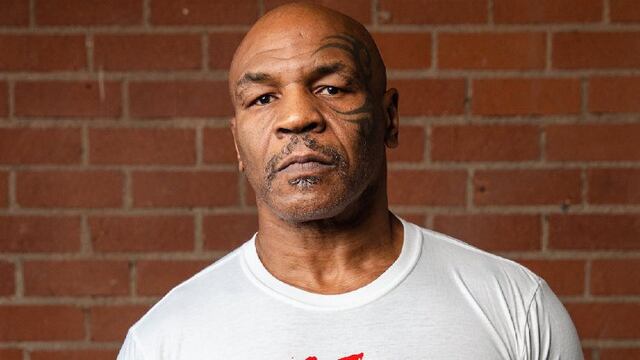 Mike Tyson golpeó a un pasajero en un avión.