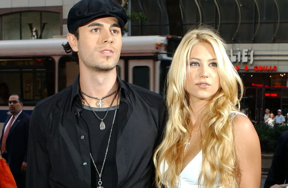 Anna Kournikova, la extenista rusa y novia de Enrique Iglesias, reapareció en silla de ruedas y preocupó por su salud