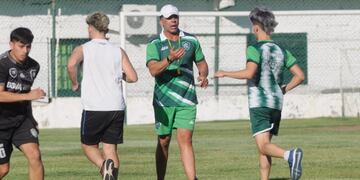 Fernando "Tato" Mandón enfrentará a su club, Rosario Puerto Belgrano como DT de Pacífico.