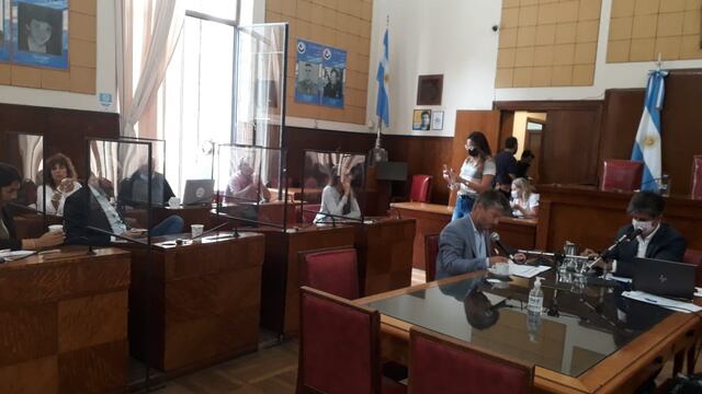 Del debate participaron representantes de Asociaciones Vecinales, ONG, organizaciones sociales y educativas y representantes de la cultura y el deporte.