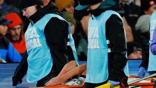 La cordobesa Florencia Bonsegundo es retirada en camilla. Se lesionó su rodilla izquierda en el duelo ante Suecia. (AP)