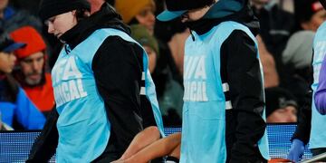 La cordobesa Florencia Bonsegundo es retirada en camilla. Se lesionó su rodilla izquierda en el duelo ante Suecia. (AP)